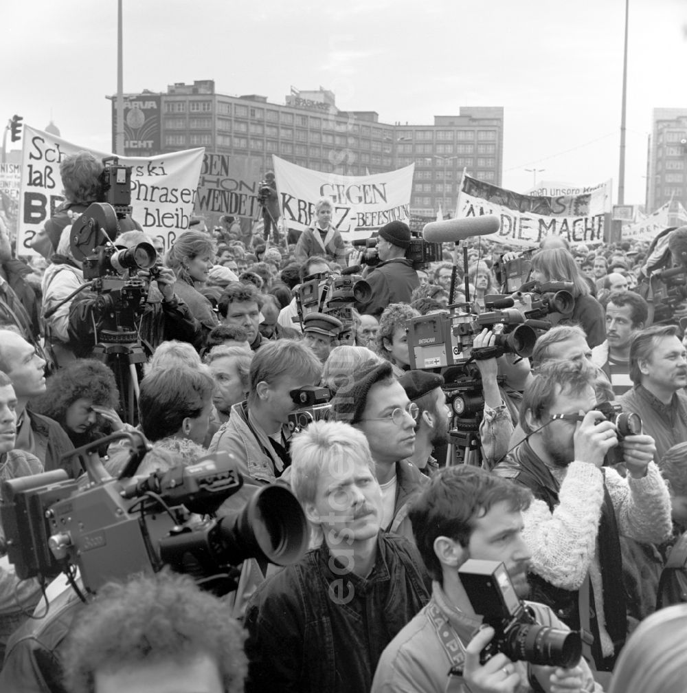 GDR picture archive: Berlin - On 4 November 1989 came on the Alexanderplatz in Berlin with about a million subscribers to the largest demonstration in the history of the GDR
