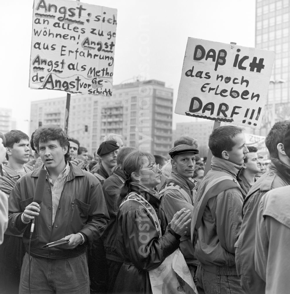 GDR image archive: Berlin - On 4 November 1989 came on the Alexanderplatz in Berlin with about a million subscribers to the largest demonstration in the history of the GDR