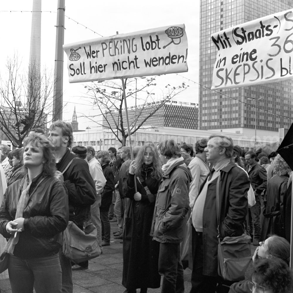 GDR image archive: Berlin - GDR citizens on the big demonstration with their self-designed posters. On 4 November 1989 came on the Alexanderplatz in Berlin with about a million subscribers to the largest demonstration in the history of the GDR