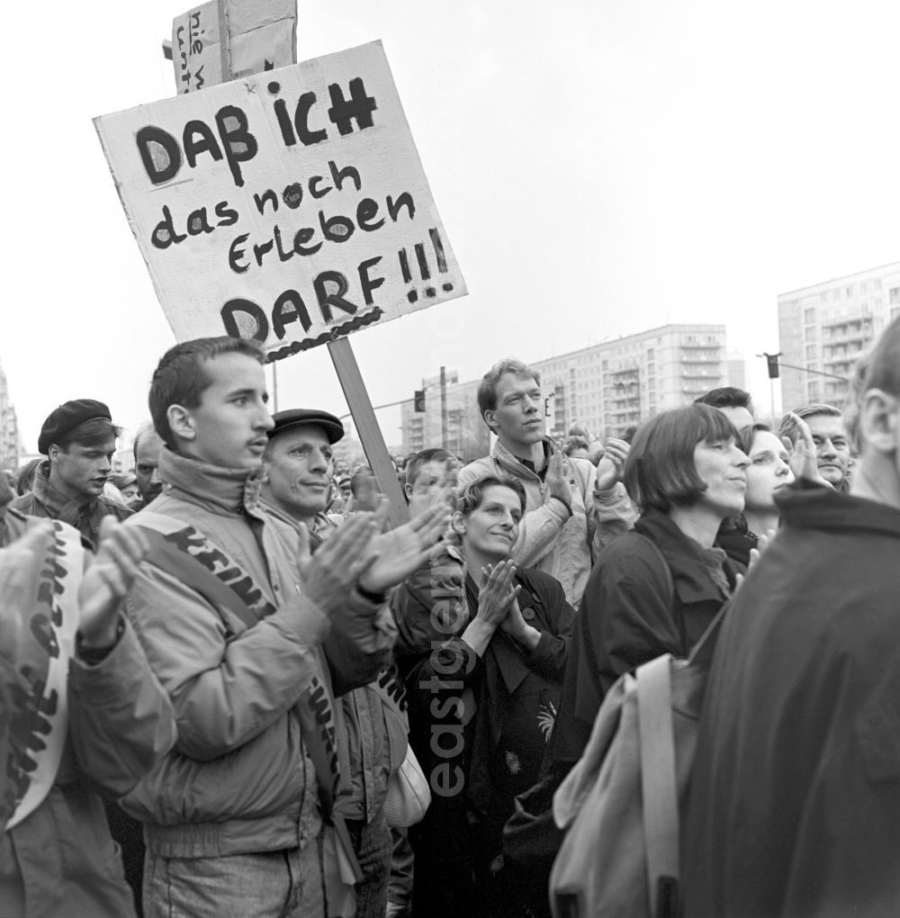 GDR photo archive: Berlin - GDR citizens in the large-scale demonstration with a placard That I still must experience!. On 4 November 1989 came on the Alexanderplatz in Berlin with about a million subscribers to the largest demonstration in the history of the GDR