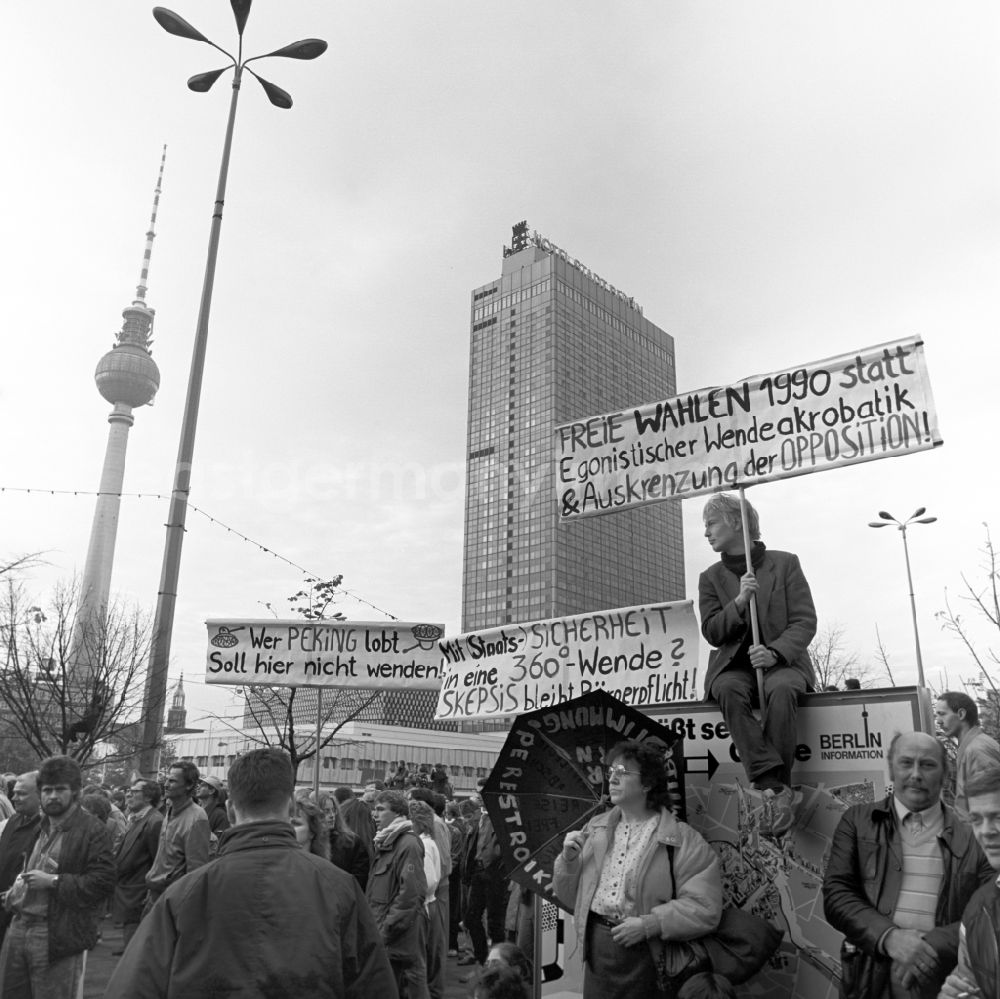 GDR picture archive: Berlin - On 4 November 1989 came on the Alexanderplatz in Berlin with about a million subscribers to the largest demonstration in the history of the GDR. Participants with posters and banners stand together