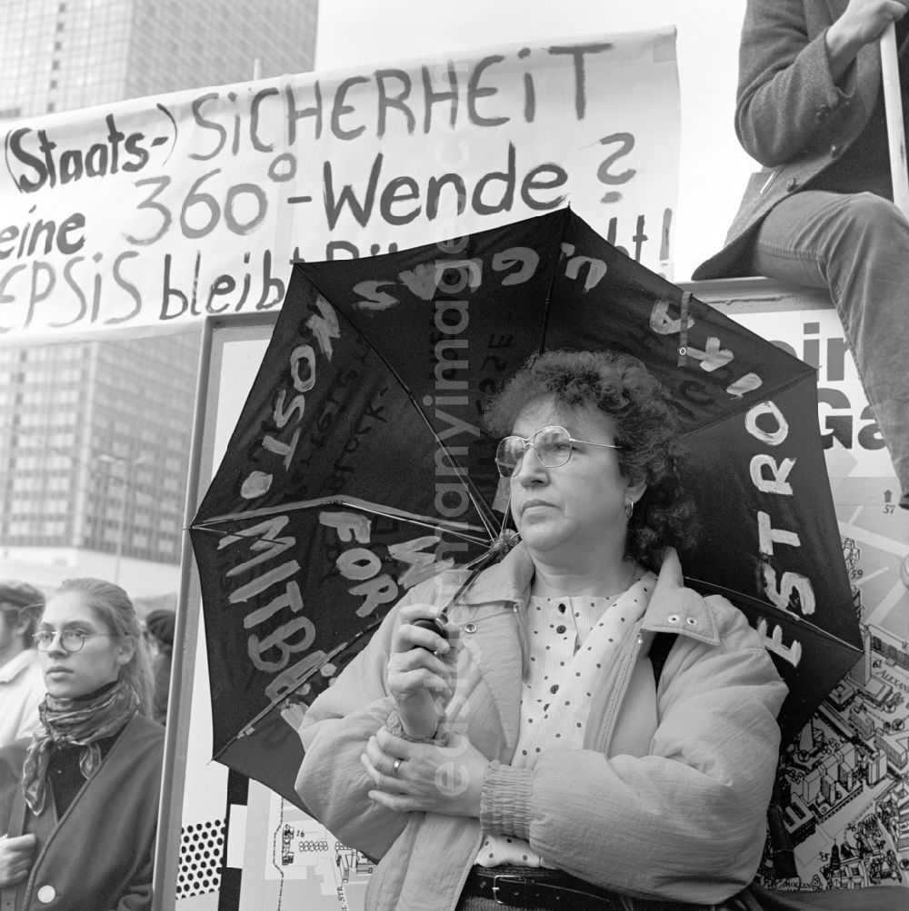 Berlin: On 4 November 1989 came on the Alexanderplatz in Berlin with about a million subscribers to the largest demonstration in the history of the GDR. Participants with posters and banners stand together