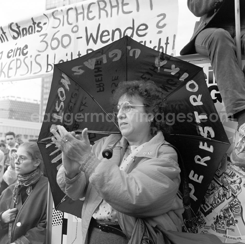 GDR image archive: Berlin - On 4 November 1989 came on the Alexanderplatz in Berlin with about a million subscribers to the largest demonstration in the history of the GDR. Participants with posters and banners stand together