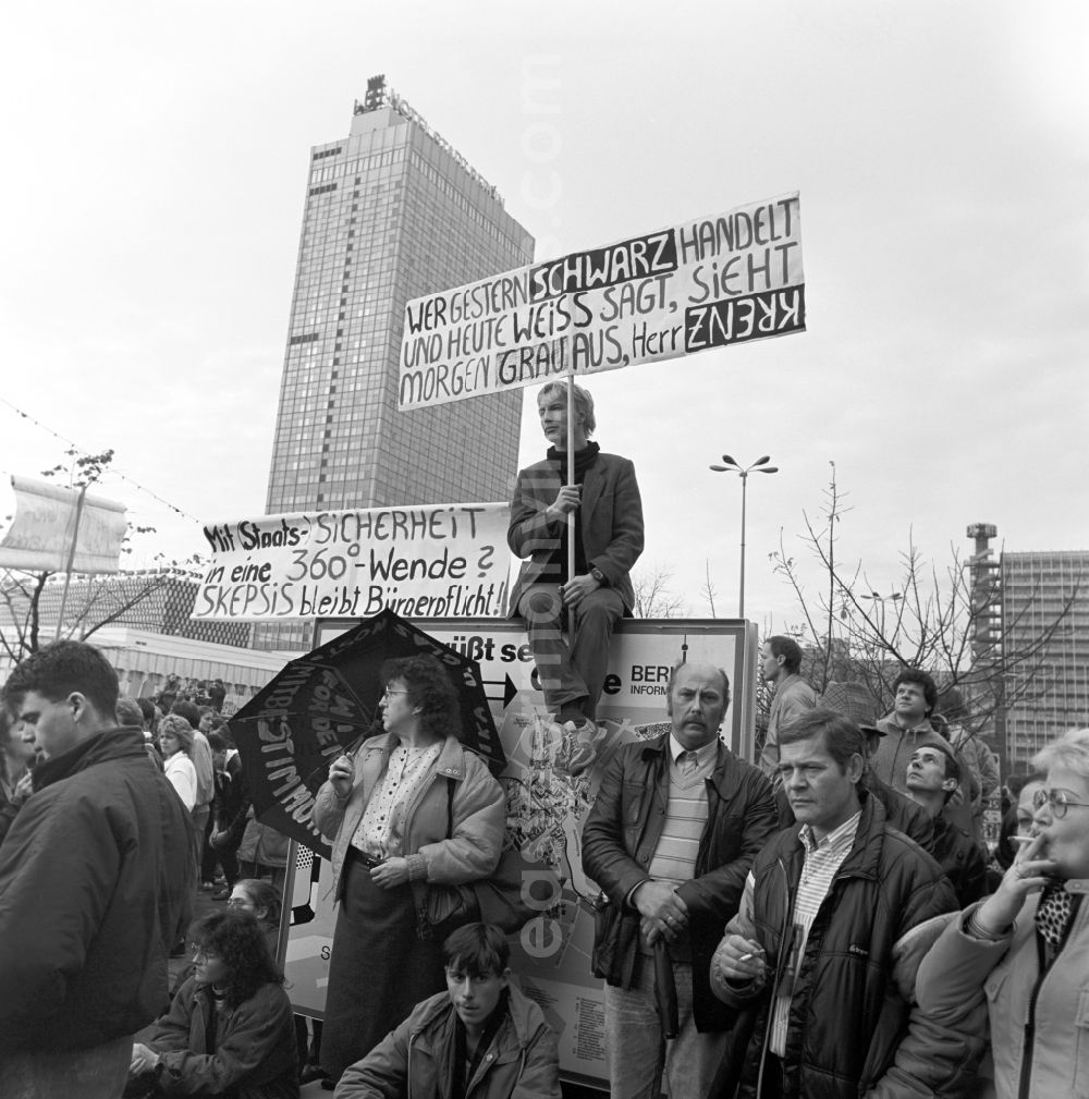 GDR picture archive: Berlin - On 4 November 1989 came on the Alexanderplatz in Berlin with about a million subscribers to the largest demonstration in the history of the GDR. Participants with posters and banners stand together