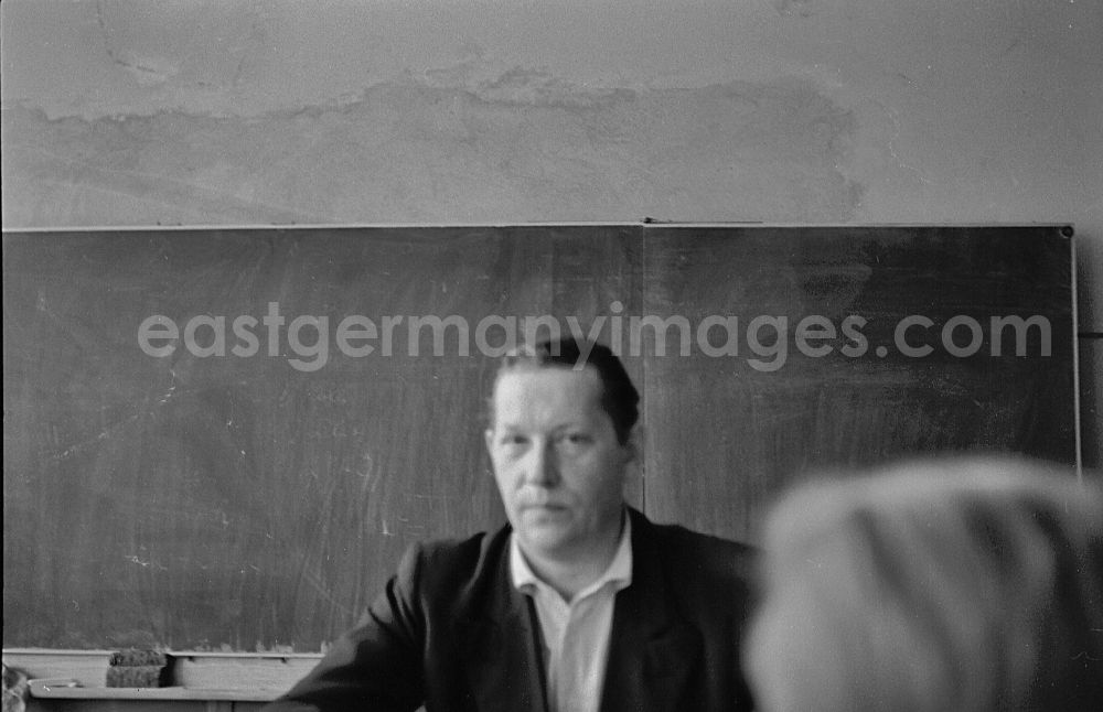 Berlin: Teaching students in ain a classroom on street Jessnerstrasse in the district Friedrichshain in Berlin Eastberlin on the territory of the former GDR, German Democratic Republic
