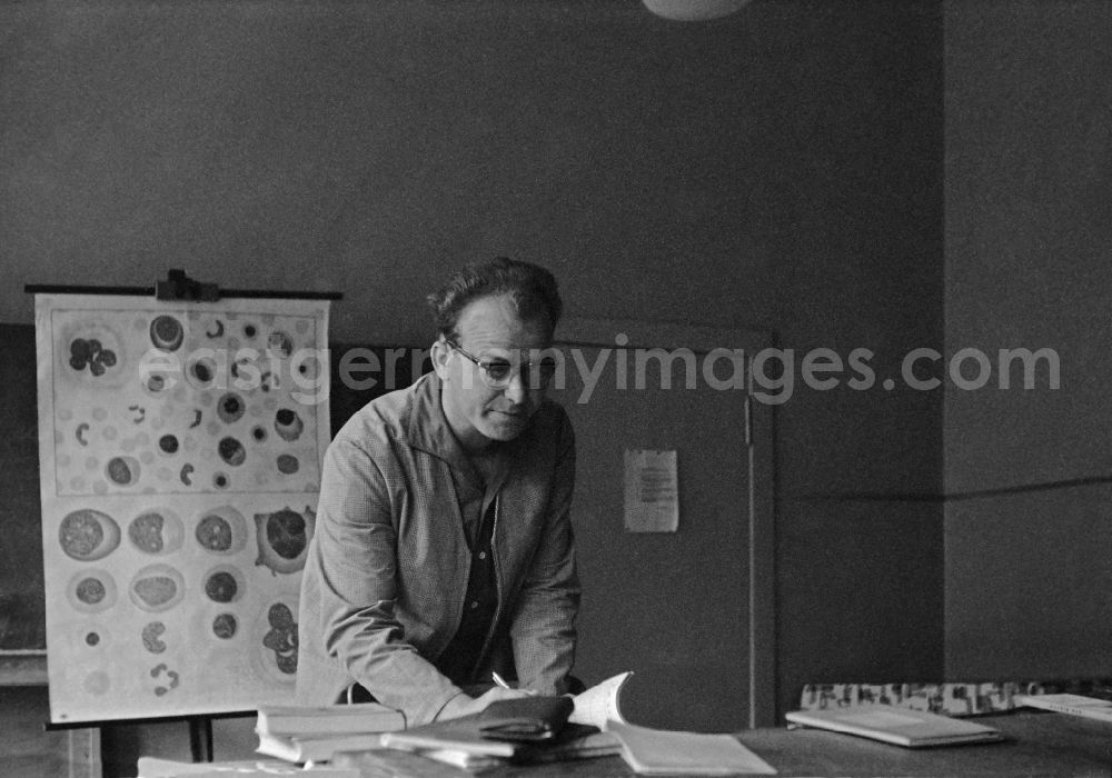 GDR picture archive: Berlin - Teaching students in ain a classroom on street Jessnerstrasse in the district Friedrichshain in Berlin Eastberlin on the territory of the former GDR, German Democratic Republic
