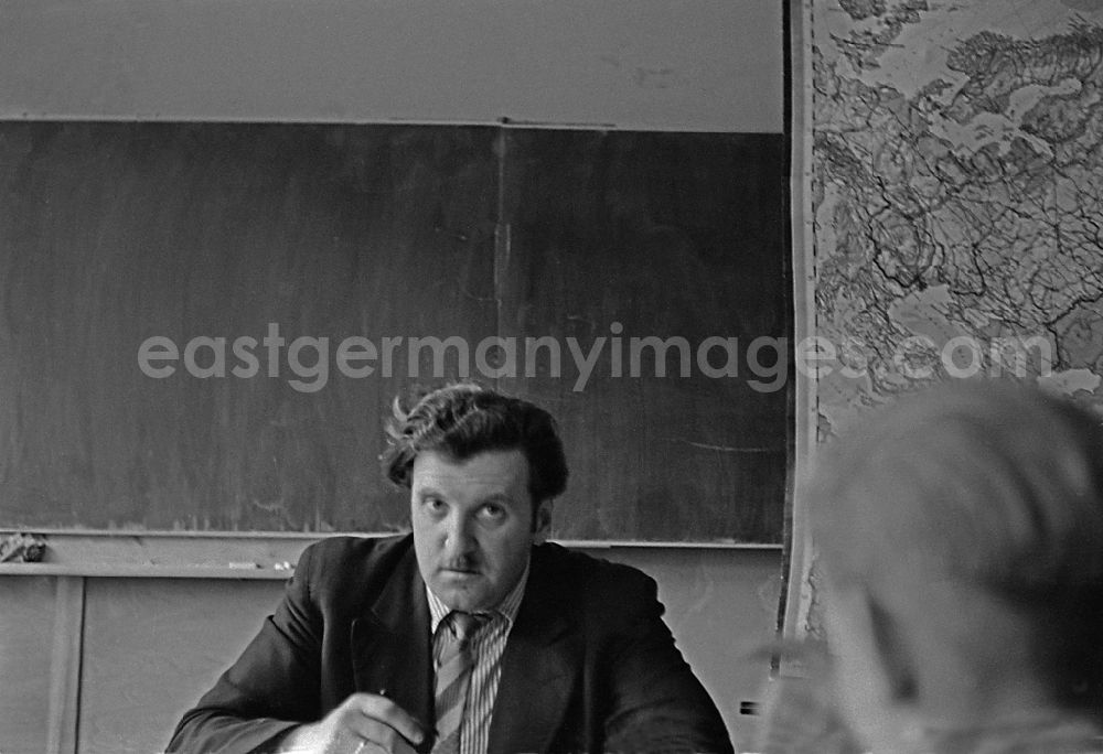 GDR image archive: Berlin - Teaching students in ain a classroom on street Jessnerstrasse in the district Friedrichshain in Berlin Eastberlin on the territory of the former GDR, German Democratic Republic
