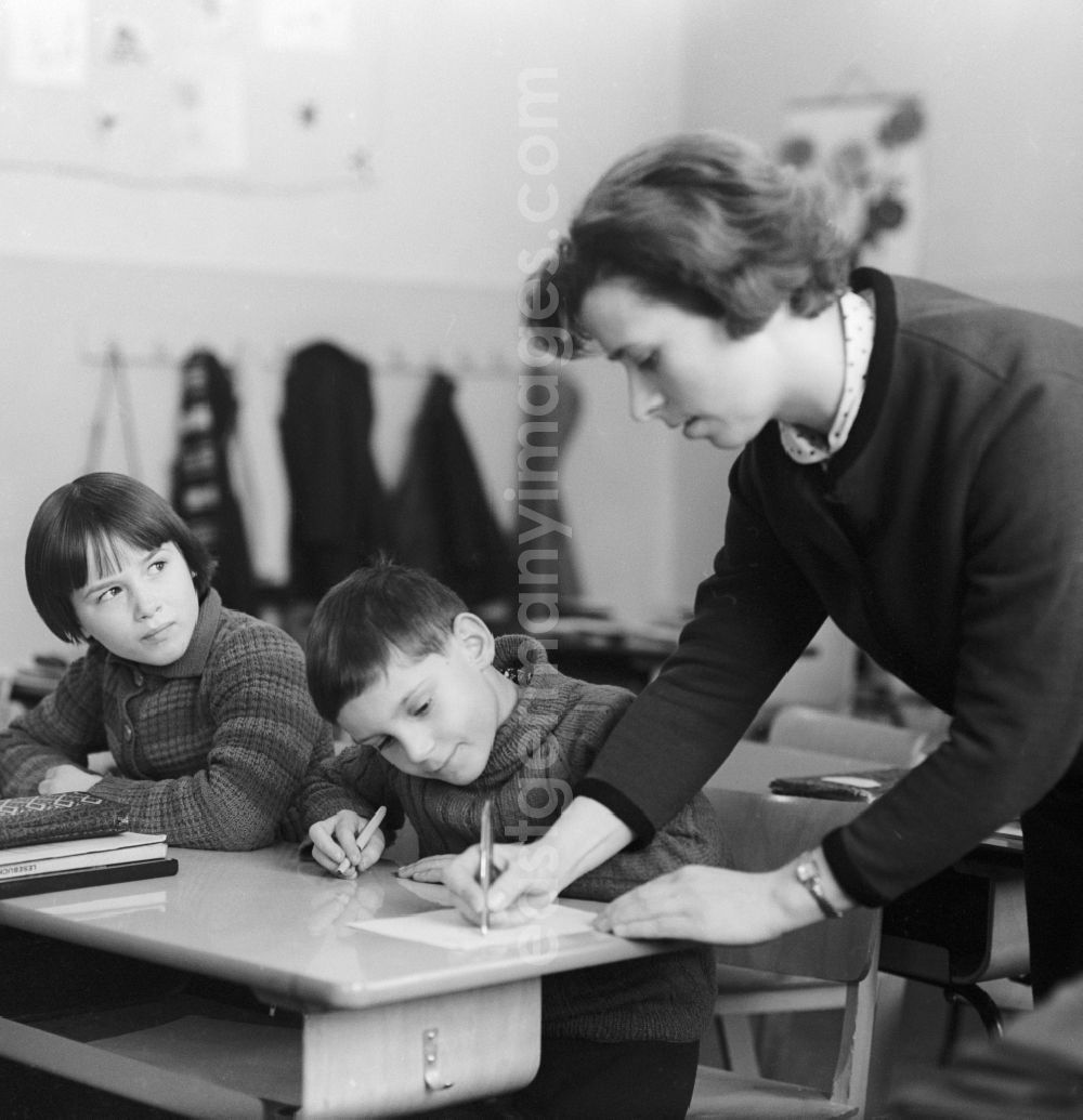 Berlin: Teacher corrects homework pupils in the classroom in Berlin
