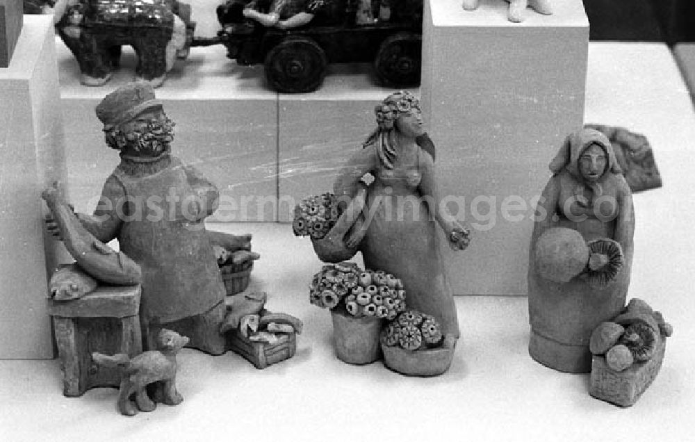 GDR photo archive: Berlin-Mitte - 27.12.1985 Lehrerkunst am Fernsehturm in Berlin-Mitte Umschlagnr.: 1356