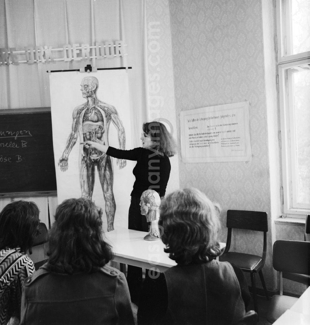 GDR picture archive: Berlin - Course the DRC, the German Red Cross, in Berlin
