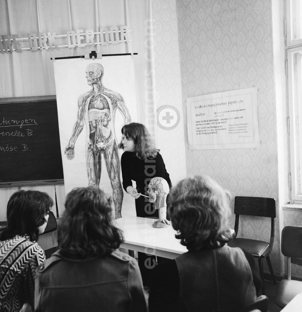 GDR image archive: Berlin - Course the DRC, the German Red Cross, in Berlin