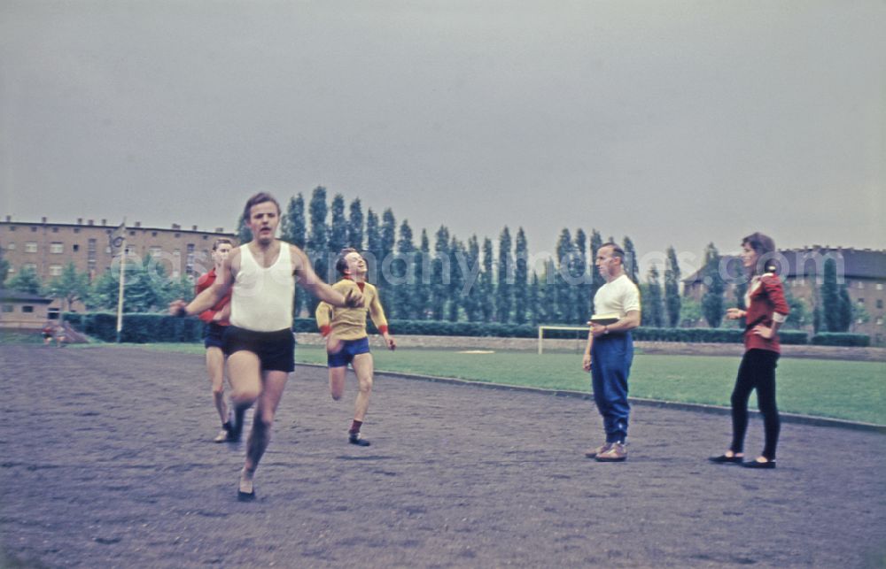 Berlin: Students during physical education lessons as part of vocational training on a sports field in the Treptow district of Berlin East Berlin in the territory of the former GDR, German Democratic Republic