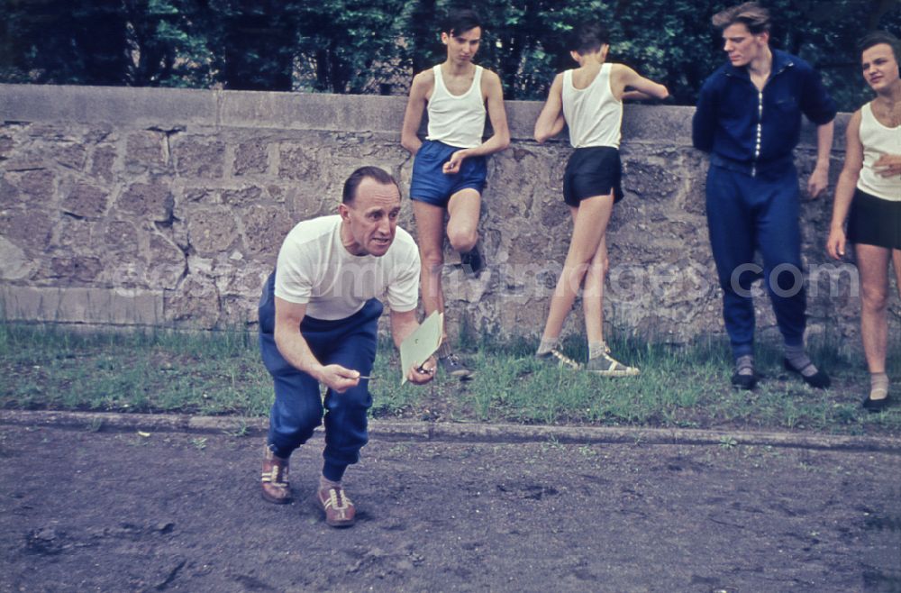 Berlin: Students during physical education lessons as part of vocational training on a sports field in the Treptow district of Berlin East Berlin in the territory of the former GDR, German Democratic Republic