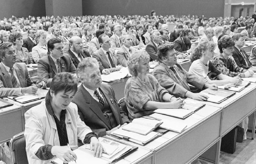 GDR picture archive: Leipzig - 07.05.1987 Leipzig - 13. NDPD-Parteitag Prof. Dr. Heinrich Homann hält vor 125