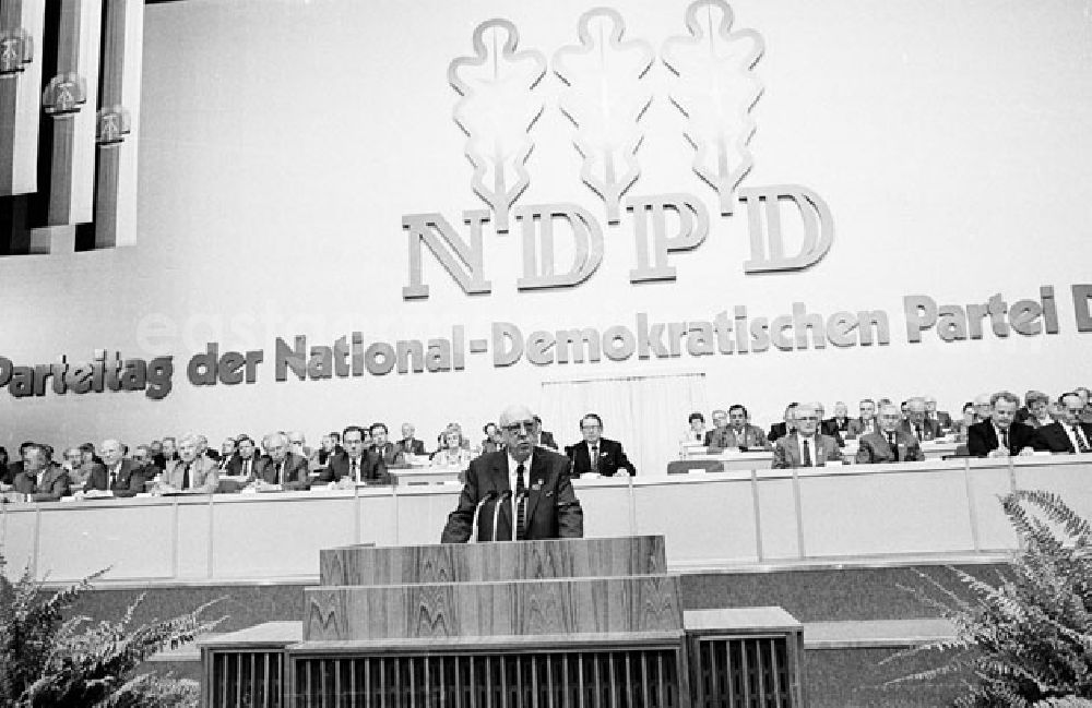 GDR photo archive: Leipzig - 07.05.1987 Leipzig - 13. NDPD-Parteitag Prof. Dr. Heinrich Homann hält vor 125