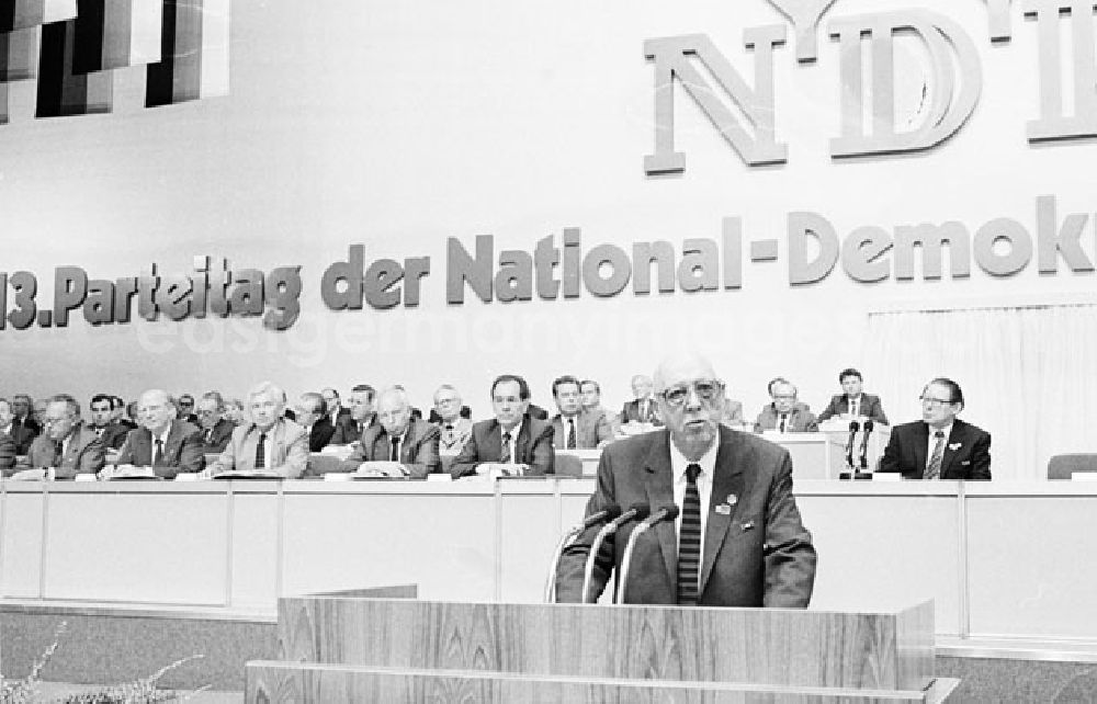 GDR picture archive: Leipzig - 07.05.1987 Leipzig - 13. NDPD-Parteitag Prof. Dr. Heinrich Homann hält vor 125