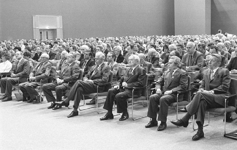 GDR image archive: Leipzig - 07.05.1987 Leipzig - 13. NDPD-Parteitag Prof. Dr. Heinrich Homann hält vor 125