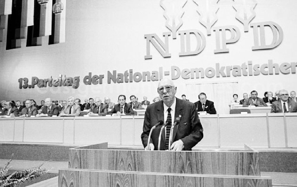 GDR photo archive: Leipzig - 07.05.1987 Leipzig - 13. NDPD-Parteitag Prof. Dr. Heinrich Homann hält vor 125