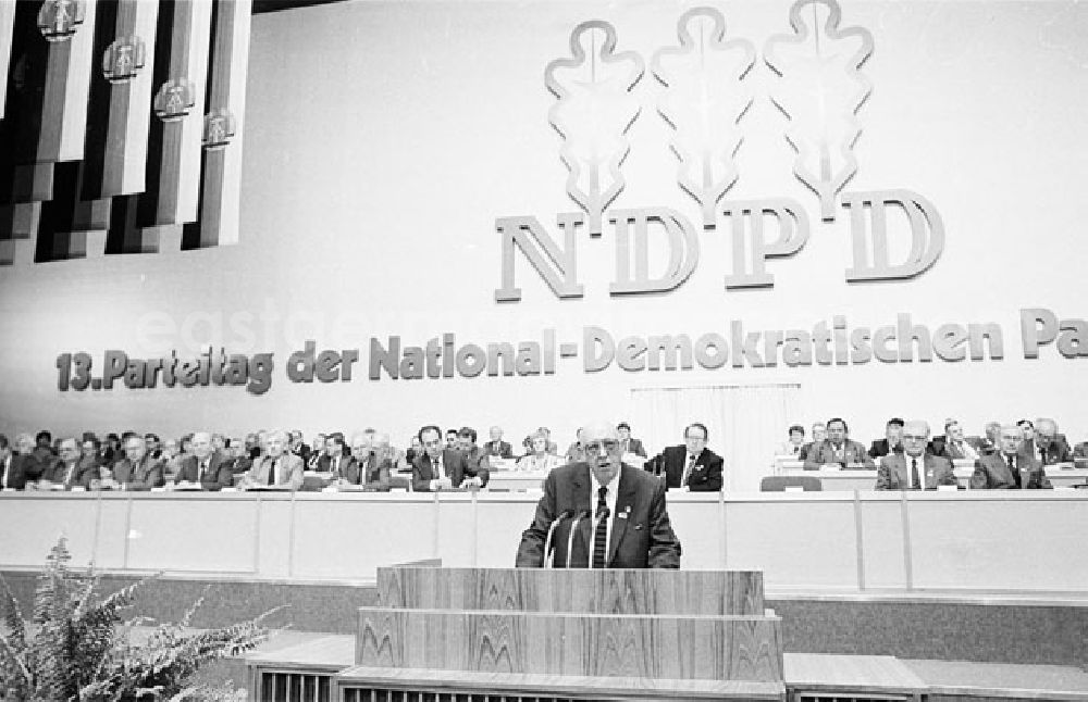 GDR image archive: Leipzig - 07.05.1987 Leipzig - 13. NDPD-Parteitag Prof. Dr. Heinrich Homann hält vor 125