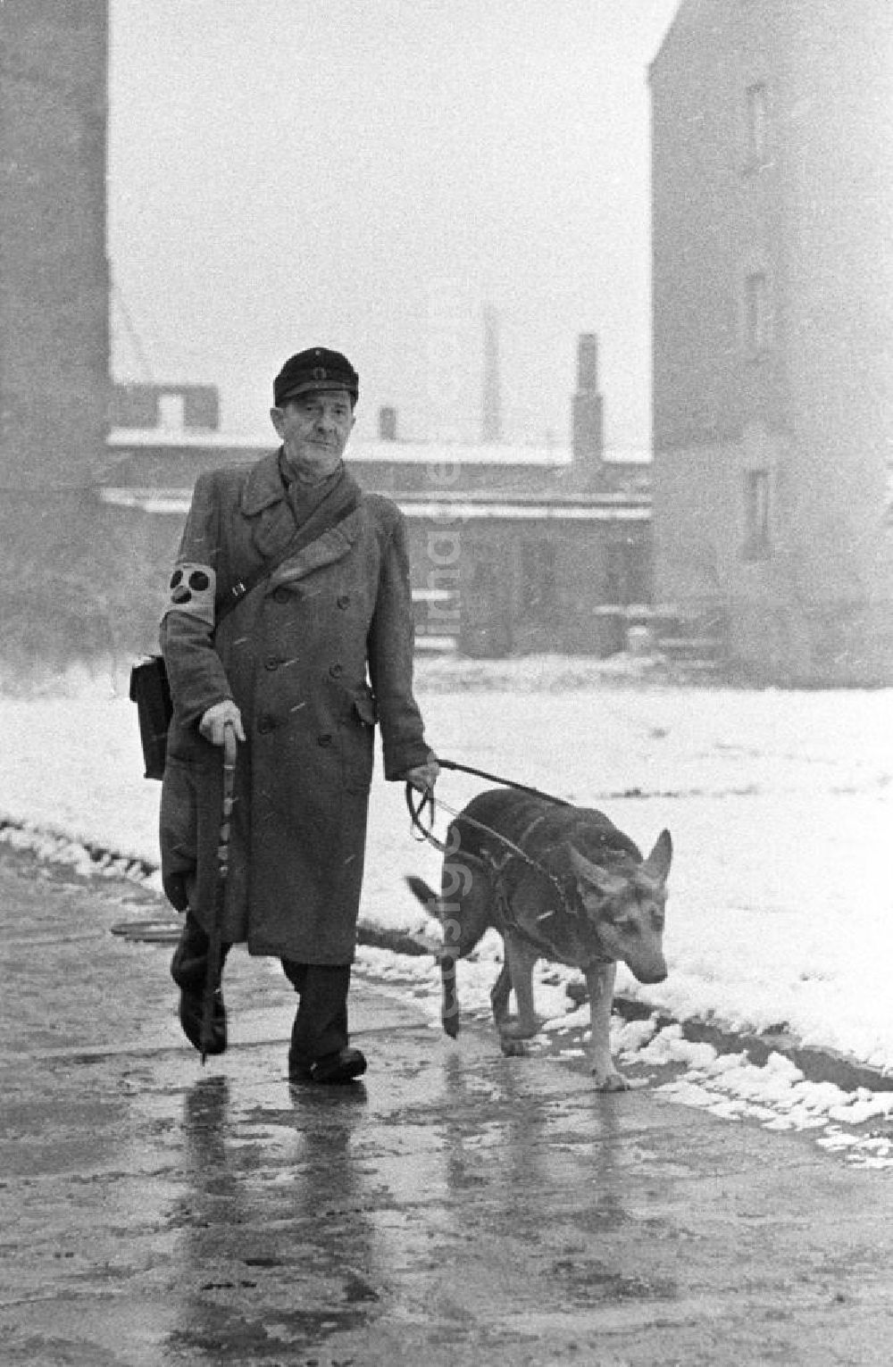 GDR photo archive: Leipzig - Ein blinder Mann mit Blindenzeichen und Stock geht mit seinem Hund in Leipzig spazieren.