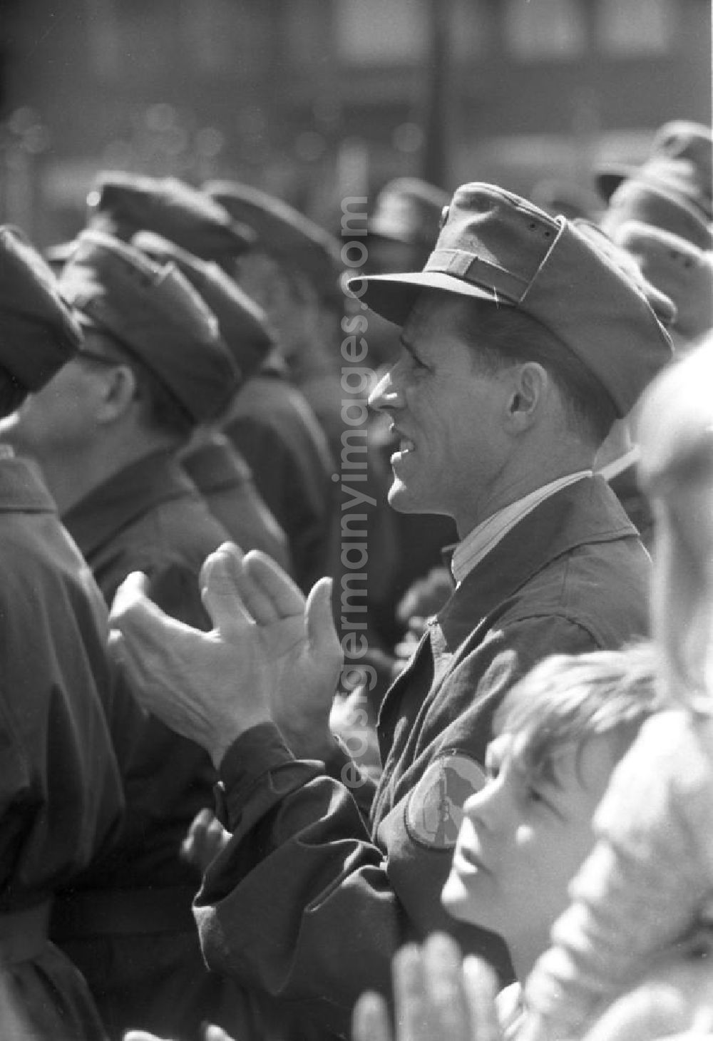 Leipzig: Mitglieder der Kampfgruppen der Arbeiterklasse der DDR nehmen in Uniform an der Demonstration zum 1. Mai 196