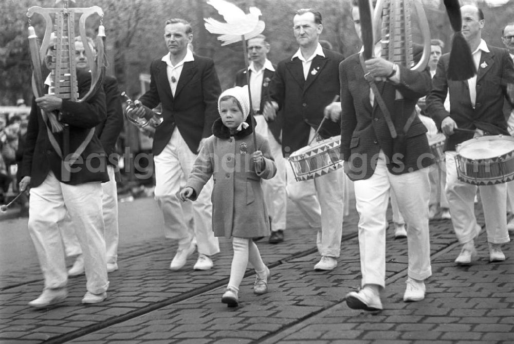GDR picture archive: Leipzig - Angeführt von einem Mädchen mit einer weißen Friedenstaube in der Hand, nimmt ein Musikkorps an der Demonstration zum 1. Mai 196