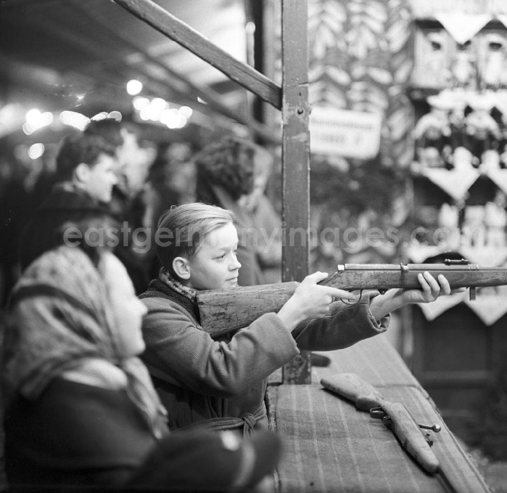 GDR image archive: Leipzig - Jugendliche versuchen ihr Glück am Schießstand auf dem Leipziger Weihnachtsmarkt.