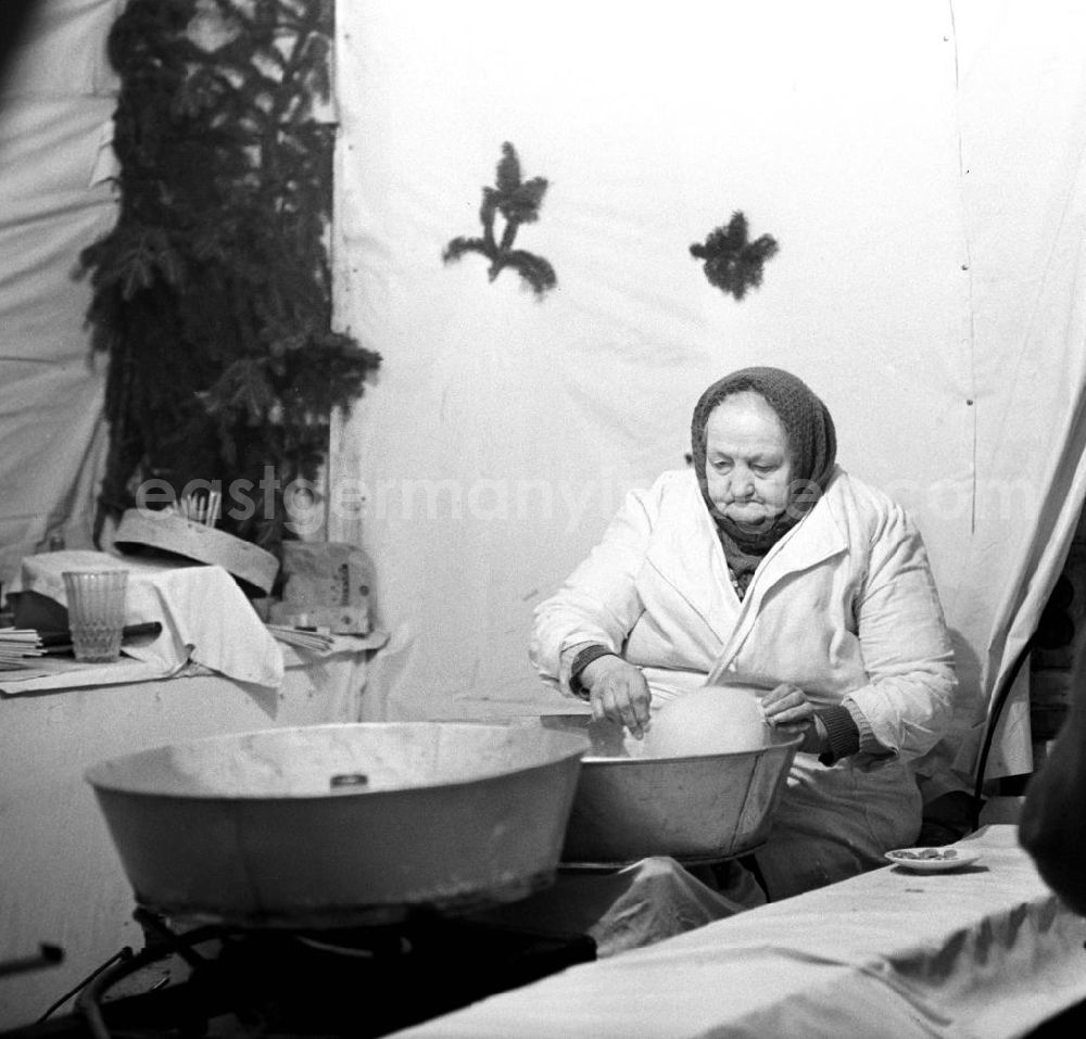 GDR photo archive: Leipzig - Eine alte Frau macht Zuckerwatte in ihrem Stand auf dem Leipziger Weihnachtsmarkt.