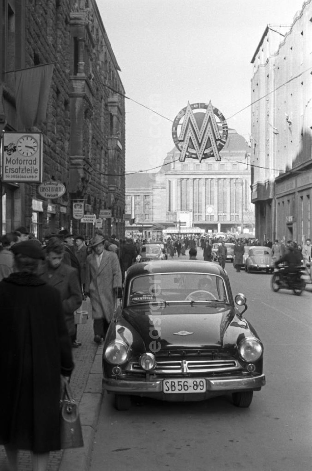 GDR image archive: Leipzig - Zur Leipziger Frühjahrsmesse herrscht dichtes Gedränge in den Straßen rund um den Hauptbahnhof der Messestadt.
