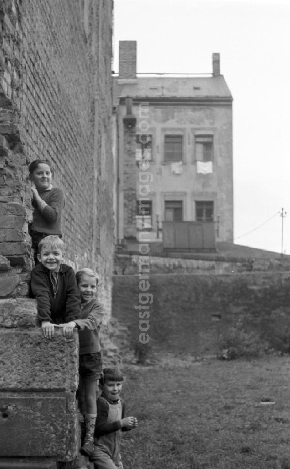 GDR photo archive: Leipzig - Kinder haben Spaß beim Versteckspiel zwischen abgerissenen Häusern und verbliebenen Hinterhöfen in Leipzig.