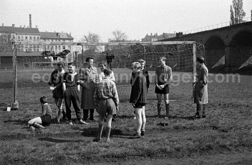 GDR photo archive: Leipzig - Junge Gymnasiasten haben sich in Vorbereitung ihrer Abiturprüfung in Leichtathletik auf ihrem Schulsportplatz in Leipzig versammelt.