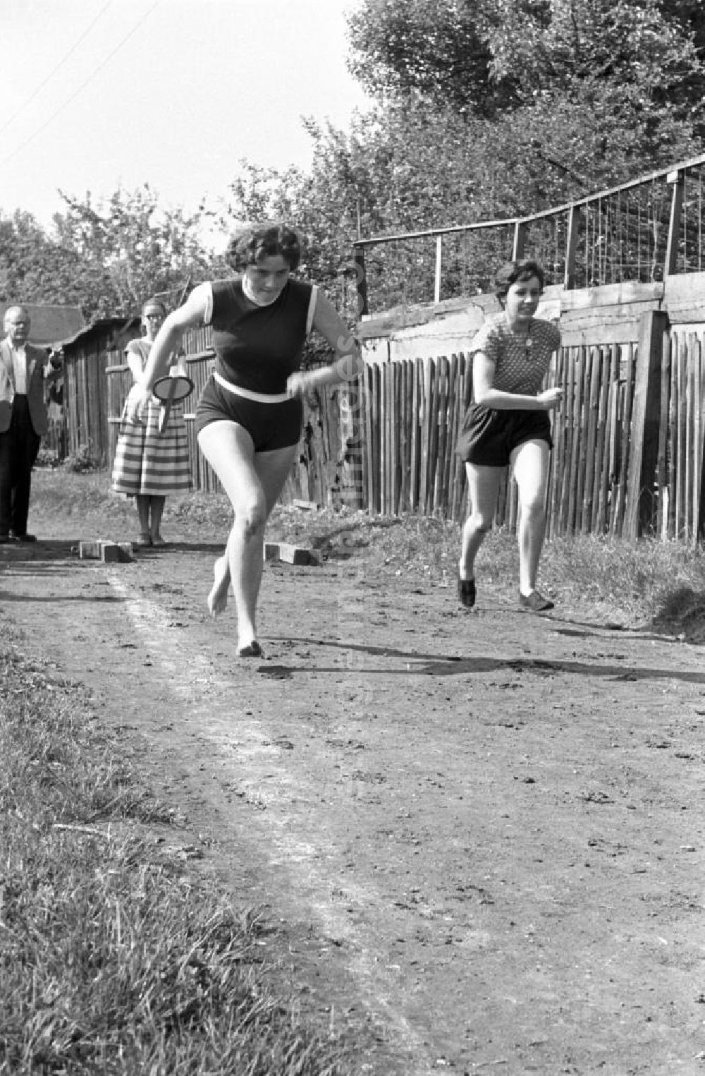 GDR picture archive: Leipzig - Junge Gymnasiasten haben sich in Vorbereitung ihrer Abiturprüfung in Leichtathletik auf ihrem Schulsportplatz in Leipzig versammelt, hier beim Training für den 10