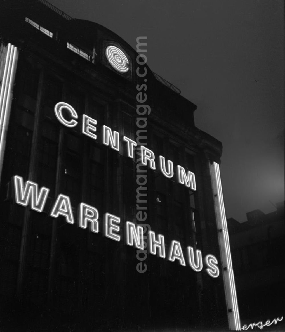 GDR picture archive: Leipzig - Mit leuchtenden Buchstaben lädt das Centrum Warenhaus in Leipzig zu einem Besuch ein.