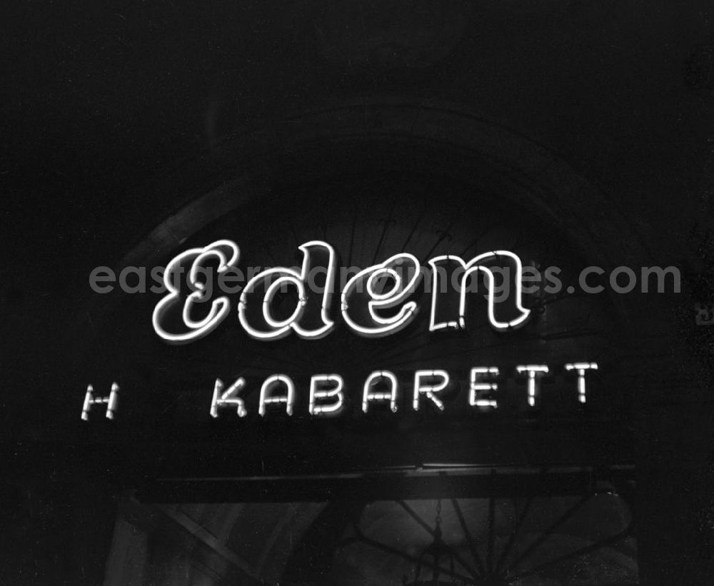 Leipzig: Mit leuchtenden Buchstaben lädt das Eden HO Kabarett in der Petersstraße in Leipzig zu einem Besuch ein.