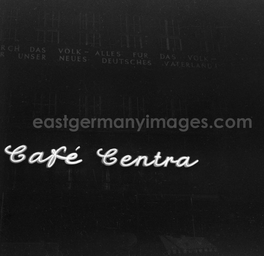 GDR photo archive: Leipzig - Mit leuchtenden Buchstaben lädt das Café Centra in der Petersstraße in Leipzig zu einem Besuch ein. Darüber hängt die Losung Alles durch das Volk - alles für das Volk - für unser neues deutsches Vaterland!