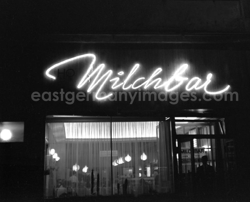 GDR picture archive: Leipzig - Mit leuchtenden Buchstaben lädt die HO Milchbar in der Petersstraße in Leipzig zu einem Besuch ein.