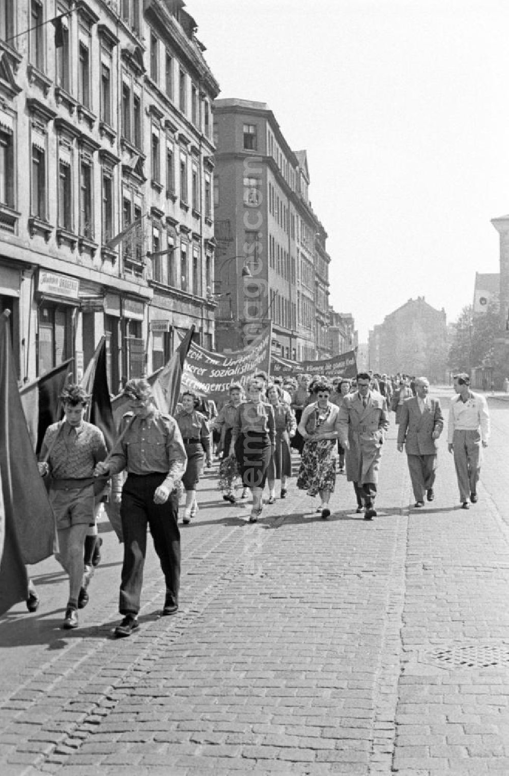 GDR image archive: Leipzig - FDJler der Richard-Wagner-Oberschule in Leipzig tragen auf der Demonstration zum 1. Mai 1957 Einheitskleidung, Transparente und Fahnen.