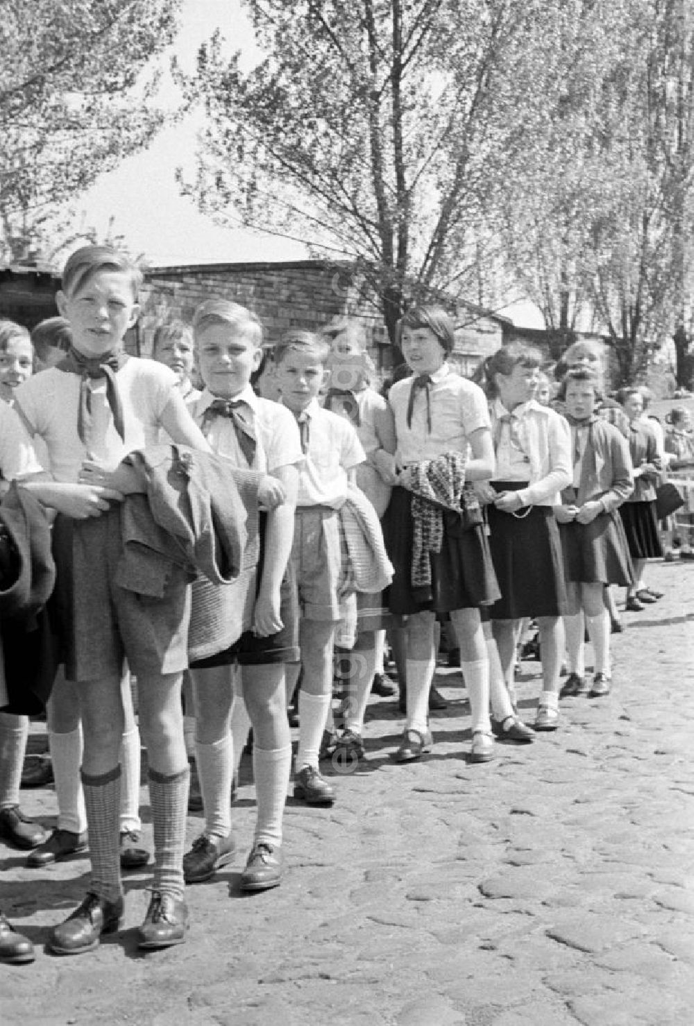 GDR photo archive: Leipzig - Junge Pioniere in Pionierkleidung und Halstuch versammeln sich vor ihrer Schule in Leipzig, um geschlossen an der Demonstration zum 1. Mai 1957 teilzunehmen.