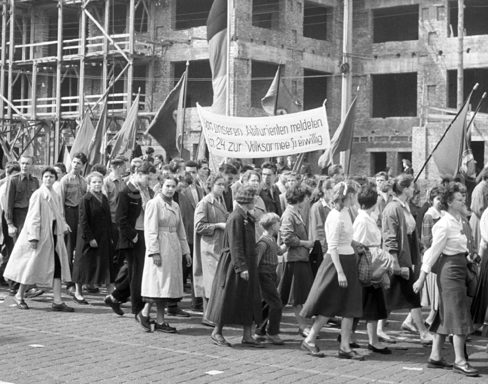 GDR image archive: Leipzig - Teilnehmer an der Demonstration zum 1. Mai 1958 in Leipzig tragen ein Transparent mit der Aufschrift Von unseren Abiturienten meldeten sich 24 zur Volksarmee freiwillig.