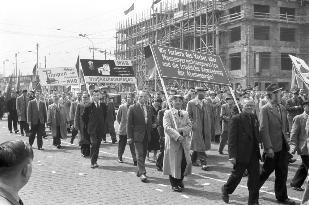 GDR photo archive: Leipzig - Teilnehmer an der Demonstration zum 1. Mai 1958 in Leipzig tragen ein Transparent mit der Aufschrift Wir das Verbot aller Massenvernichtungswaffen und die friedliche Anwendung der Atomenergie! sowie Plakate mit Präsentation der Betriebe.