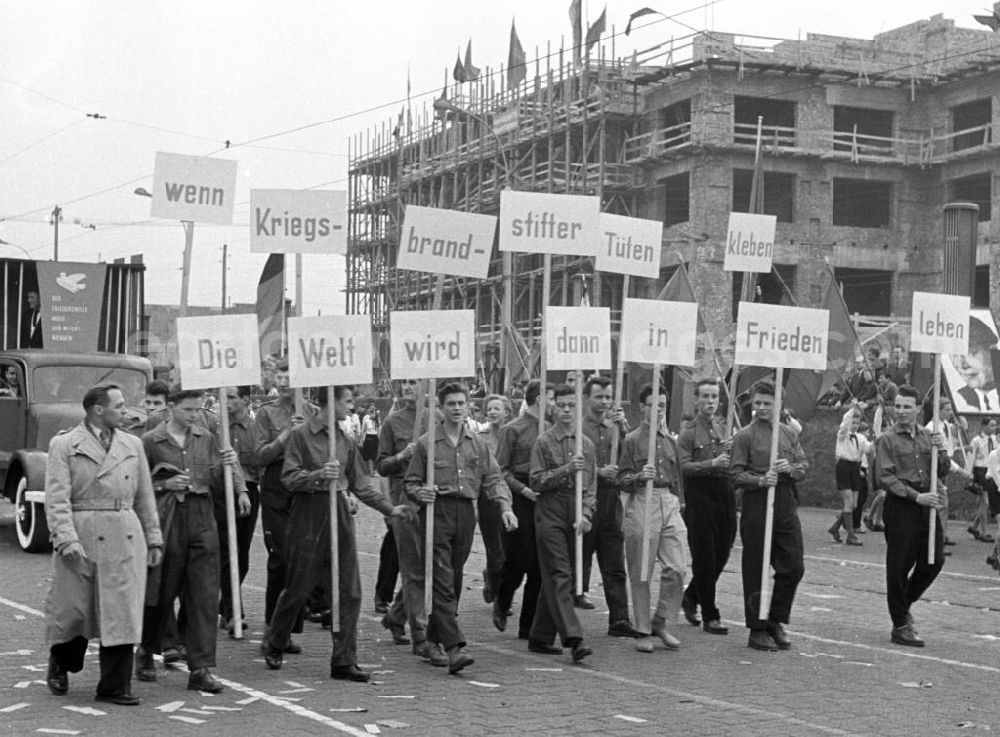 Leipzig: Teilnehmer an der Demonstration zum 1. Mai 1958 in Leipzig tragen ein Transparent mit der Aufschrift Die Welt wir dann in Frieden leben, wenn Kriegsbrandstifter Tüten kleben.