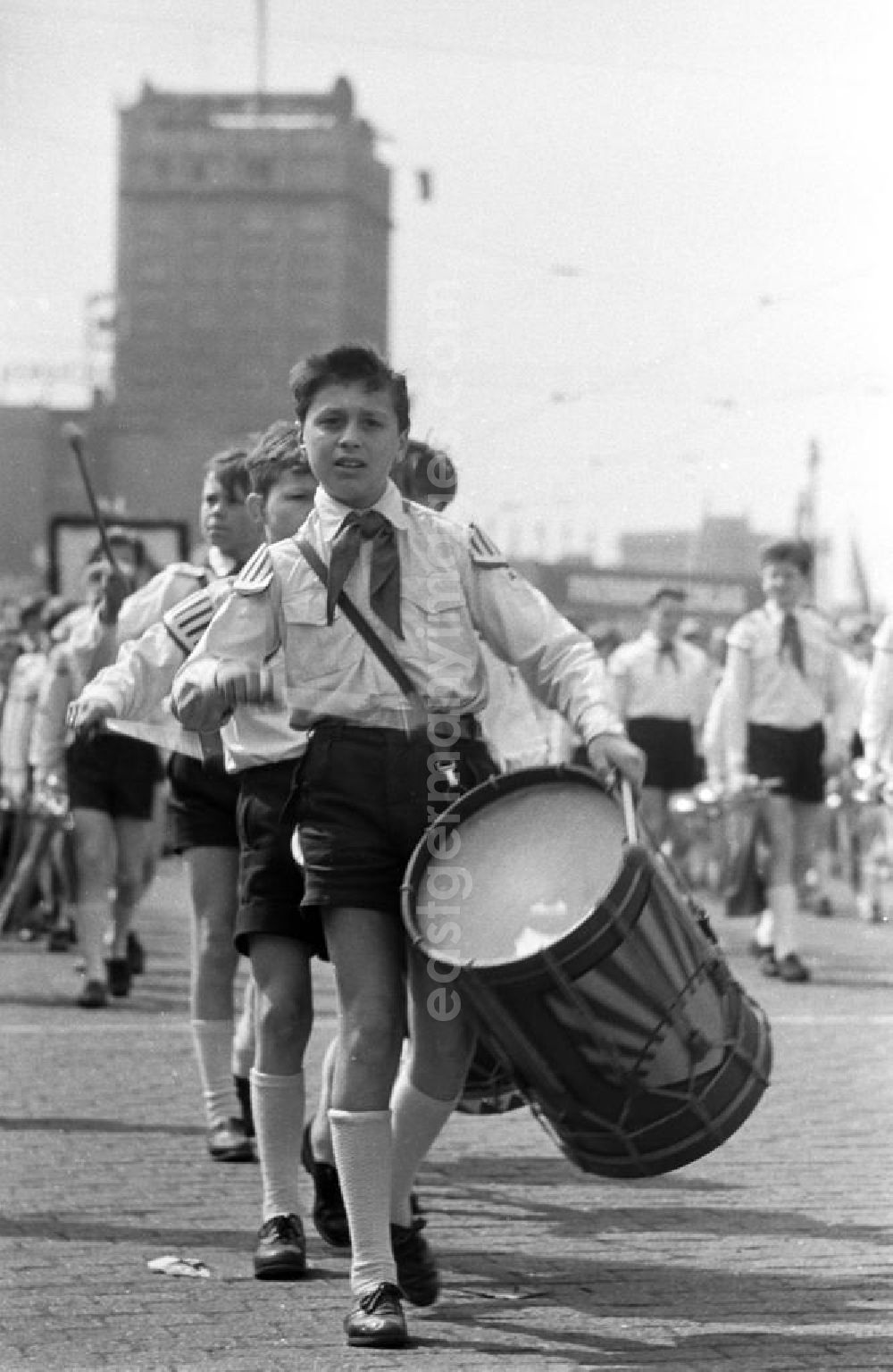 GDR image archive: Leipzig - Ein Musikkorps der Jungen Pioniere nimmt an der Demonstration zum 1. Mai 1958 in Leipzig teil, hier ein Junge mit einer großen Trommel, einem Symbol der Pionierorganisation in der DDR.