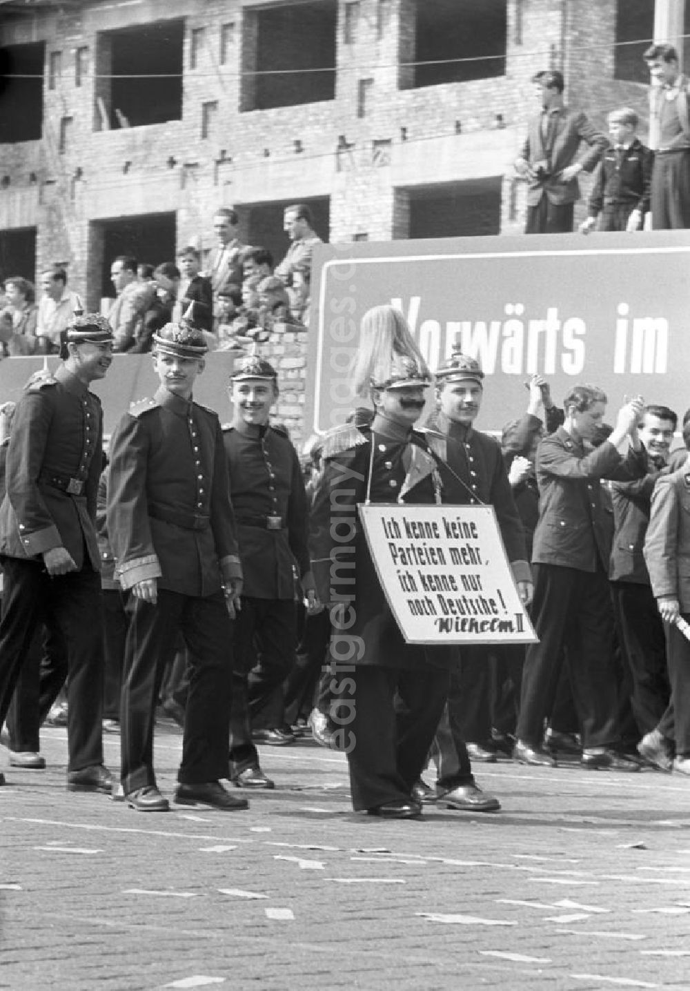 GDR picture archive: Leipzig - Teilnehmer an der Demonstration zum 1. Mai 1958 in Leipzig tragen Armee-Uniformen der Kaiserzeit, ein Demonstrant trägt ein Schild mit der Aufschrift Ich kenne keine Parteien mehr, ich kenne nur noch Deutsche! - Wilhelm II.