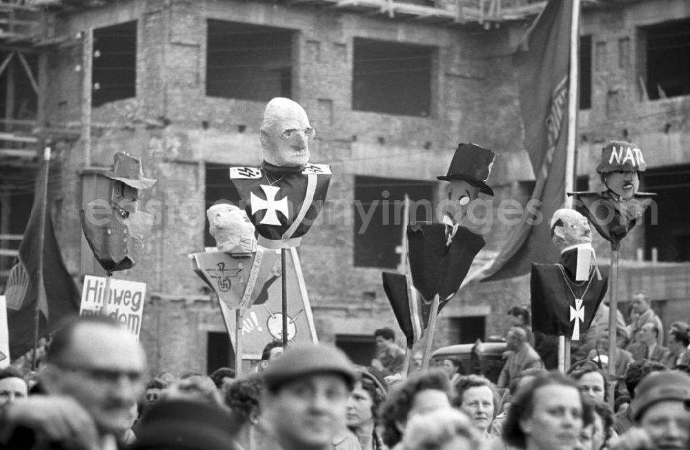 GDR image archive: Leipzig - Teilnehmer an der Demonstration zum 1. Mai 1958 in Leipzig halten Pappfiguren in die Höhe, die die Feindbilder der jungen DDR symbolisieren und an die Führungselite des Nationalsozialismus erinnern. Die NS-Zeit wurde in der DDR hochstilisiert, eine wirkliche Auseinandersetzung und Aufarbeitung dieser Zeit gab es in der DDR aber nicht.