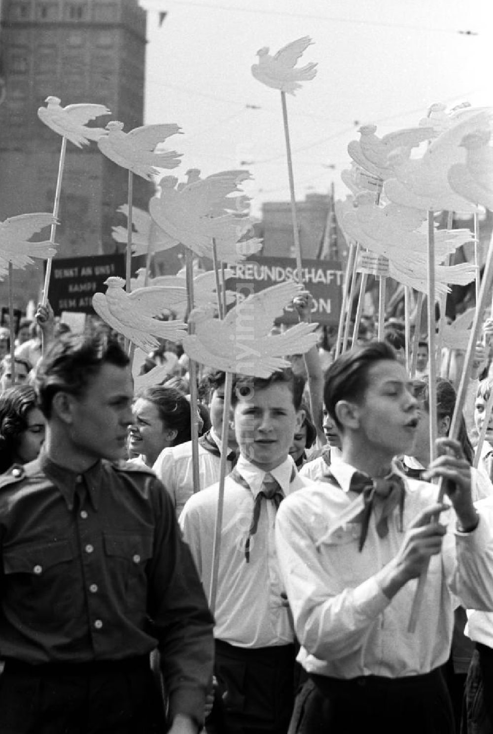 Leipzig: Junge Pioniere halten auf der Demonstration zum 1. Mai 1958 in Leipzig Friedenstauben in die Höhe. Die Friedenstaube als Symbol des Friedens war in der DDR ein zu Propagandazwecken immer wieder verwendetes Motiv.