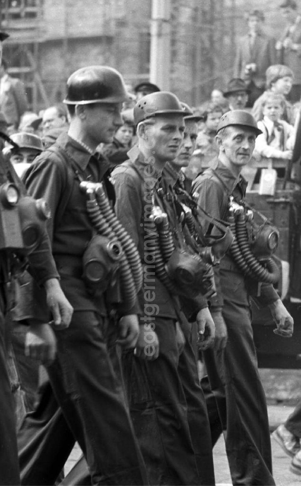 GDR picture archive: Leipzig - Mitglieder der gerade erst zwei Jahre alten Nationalen Volksarmee nehmen mit Kampfanzug und Gasmaske an der Demonstration zum 1. Mai 1958 in Leipzig.
