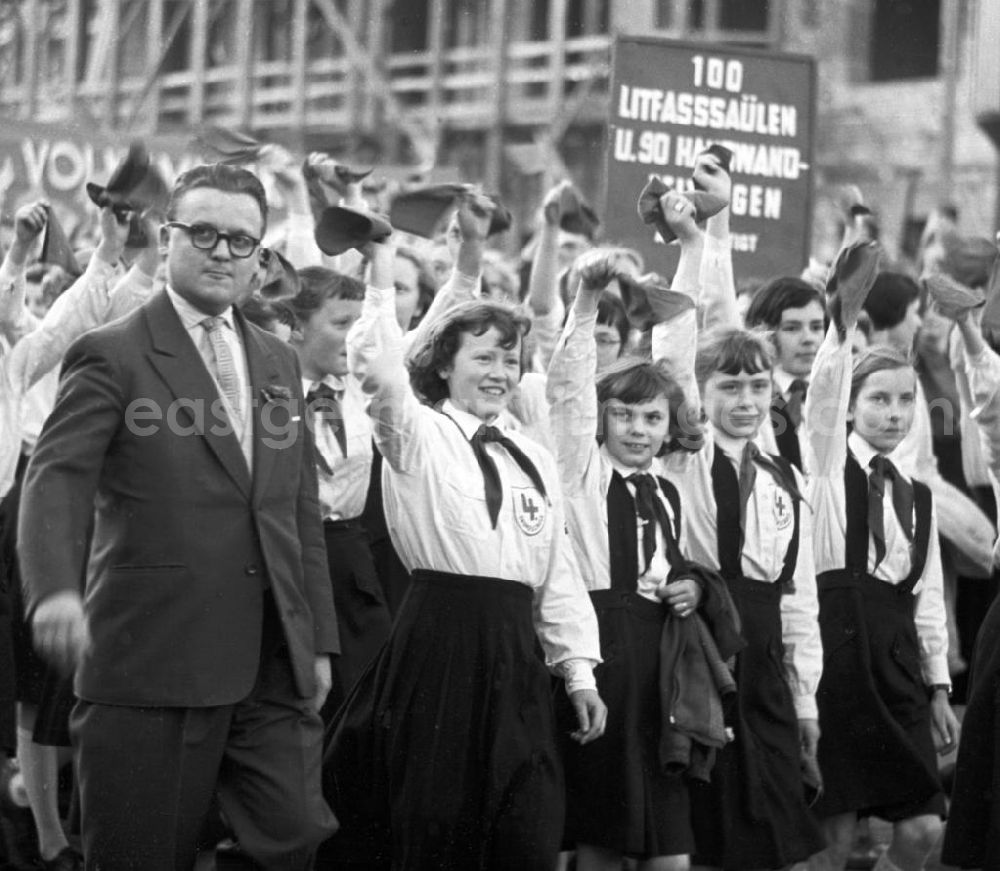 Leipzig: Junge Pioniere der 4. Grundschule in Uniform und mit Halstuch winken auf der Demonstration zum 1. Mai 1958 in Leipzig.