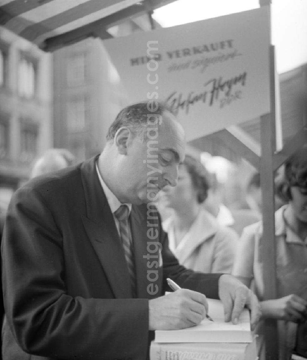 GDR photo archive: Leipzig - Der bekannte Schriftsteller Stefan Heym signiert auf dem Buchmarkt in Leipzig eines seiner Bücher. Die Buchbasare waren in der DDR sehr beliebt, hier konnte man mit ein bißchen Glück auch mal ein Buch bekommen, das sonst nur unter dem Ladentisch zu erhalten war. Besonders gefragt waren zudem die Autogramme bekannter DDR-Schriftsteller und -Schriftstellerinnen.