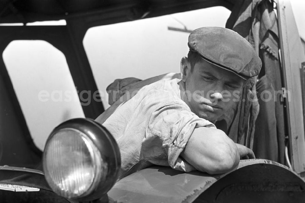 GDR image archive: Leipzig - Ein junger Bauer fährt mit seinem Traktor über ein Feld in der Nähe von Leipzig.