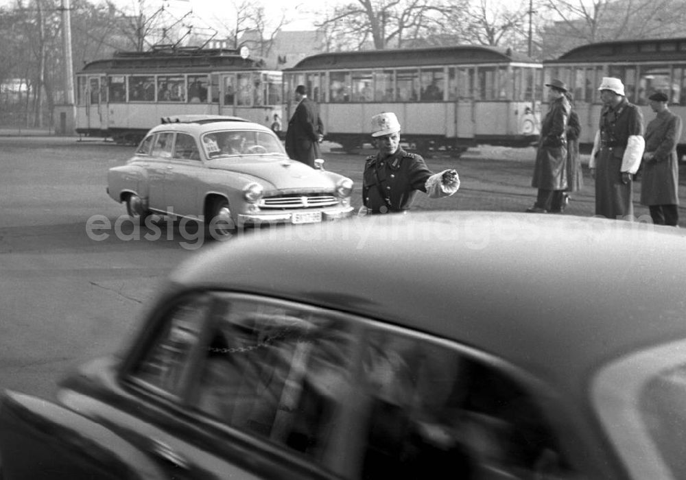 GDR image archive: Leipzig - Verkehrspolizisten der Volkspolizei - wegen der weißen Armstulpen und Mützen auch weiße Maus genannt - regeln auf einer Straße in Leipzig den Verkehr.